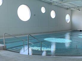 Le bassin ludique et de détente est dédié aux activités d'aquagym, cardio, aquabike, running et circuit