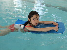 Le bassin ludique et de détente est dédié à la nage et aux activités d'aquagym, cardio, aquabike, running et circuit