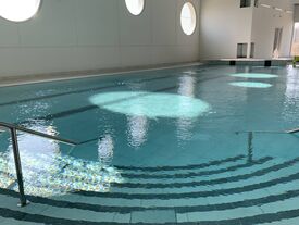 Le bassin ludique et de détente est dédié aux activités d'aquagym, cardio, aquabike, running et circuit