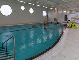 Le bassin ludique et de détente est dédié aux activités d'aquagym, cardio, aquabike, running et circuit