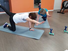 Apprentissage du "Bird Dog plank", en coaching avec Nathalie