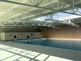 le bassin sportif avec ses 4 couloirs de nage et sa profondeur variant de 0,90 à 2,10 m