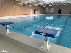 Le bassin sportif avec ses 4 couloirs de nage et sa profondeur variant de 0,90 à 2,10 m