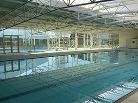 Le bassin sportif avec ses 4 couloirs de nage et sa profondeur variant de 0,90 à 2,10 m