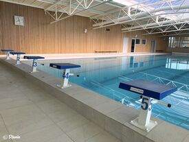 Le bassin sportif avec ses 4 couloirs de nage et sa profondeur variant de 0,90 à 2,10 m