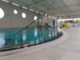 Le bassin ludique et de détente est dédié aux activités d'aquagym, cardio, aquabike, running et circuit