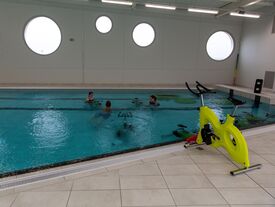 Le bassin ludique et de détente est dédié aux activités d'aquagym, cardio, aquabike, running et circuit