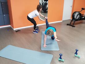 Apprentissage du "Bird Dog plank", en coaching avec Nathalie