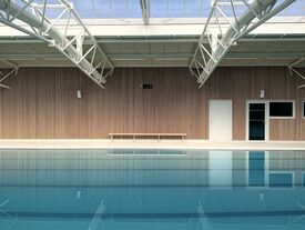 Le bassin sportif avec ses 4 couloirs de nage et sa profondeur variant de 0,90 à 2,10 m