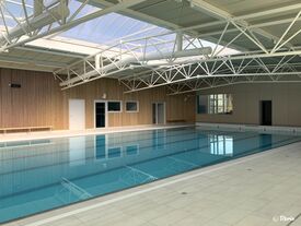 Le bassin sportif avec ses 4 couloirs de nage et sa profondeur variant de 0,90 à 2,10 m