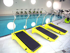 Le bassin ludique et de détente est dédié aux activités d'aquagym, cardio, aquabike, running et circuit. 