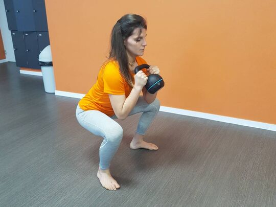 Le squat est un mouvement de musculation poly-articulaire utile à toutes les disciplines sportives et idéal pour muscler toute la partie basse du corps