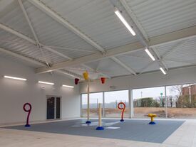 Le Splash Pad de l'espace Rêvéo équipé d'un seau d'eau, d'une pompe et d'un champignon