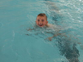 Le bassin ludique et de détente est dédié à la nage et aux activités d'aquagym, cardio, aquabike, running et circuit