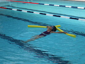 Le bassin ludique et de détente est dédié à la nage et aux activités d'aquagym, cardio, aquabike, running et circuit